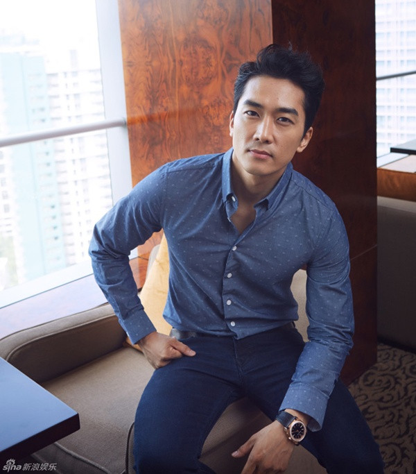 Nam diễn viên cũng sở hữu cả bộ sưu tập áo sơ mi phong phú.