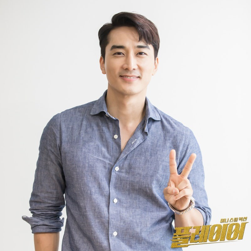 Anh diện áo sơ mi xắn gấu khá trẻ trung.