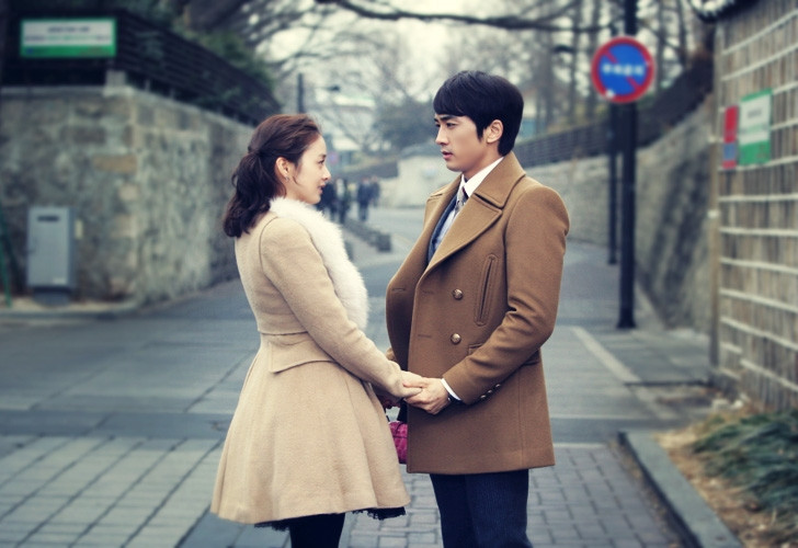 Dù mặc vest hay áo khoác dạ, anh đều toát lên vẻ lịch lãm và trẻ trung.