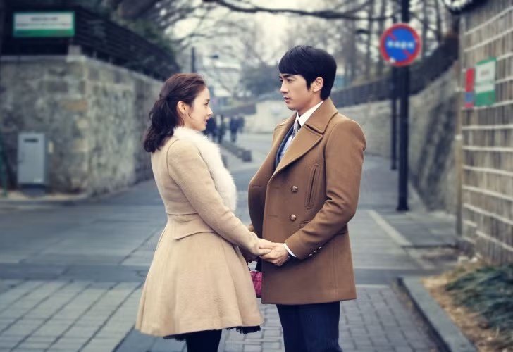 Dù mặc vest hay áo khoác dạ, anh đều toát lên vẻ lịch lãm và trẻ trung.