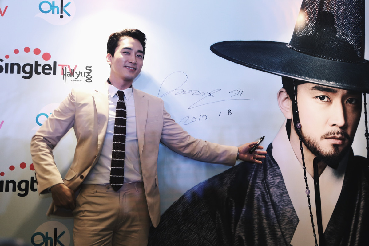 Bộ sưu tập vest lịch lãm của Song Seung Hun khá đa dạng về hình thức và màu sắc.