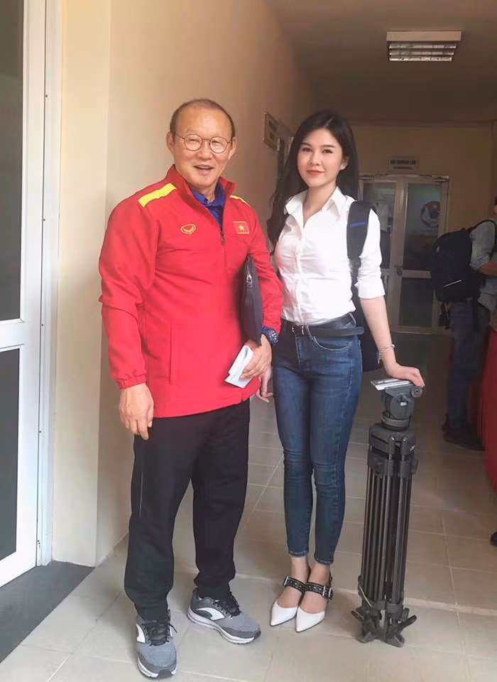  Nữ MC chụp ảnh cùng HLV Park Hang-Seo cũng chính người từng thủ vai Lê Thảo trong “Người phán xử” đến “người yêu cũ” Trang trong 2 phần phim “Ghét thì yêu thôi”.