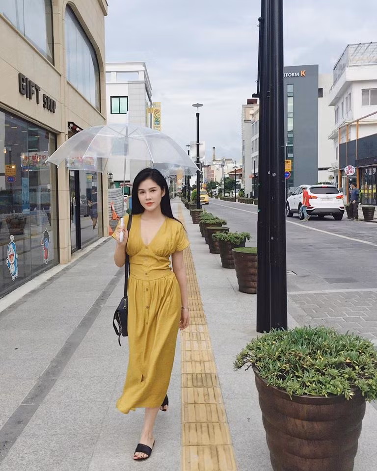 MC Thu Hoài dạo phố với chiếc váy vàng nổi bật.