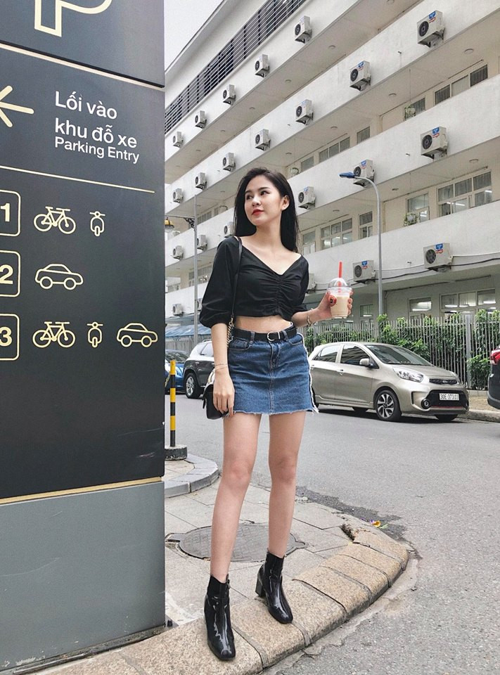 Phong cách thời trang đường phố của cô nàng khá năng động và cá tính.