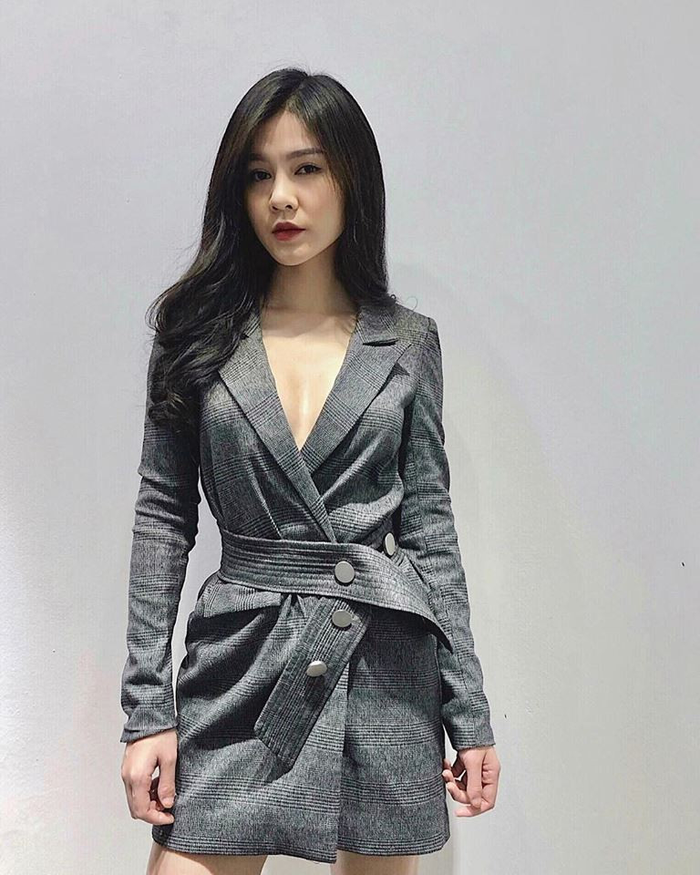 Sở hữu nhan sắc xinh đẹp, Thu Hoài gây ấn tượng nhờ gu thời trang gợi cảm, sang chảnh.