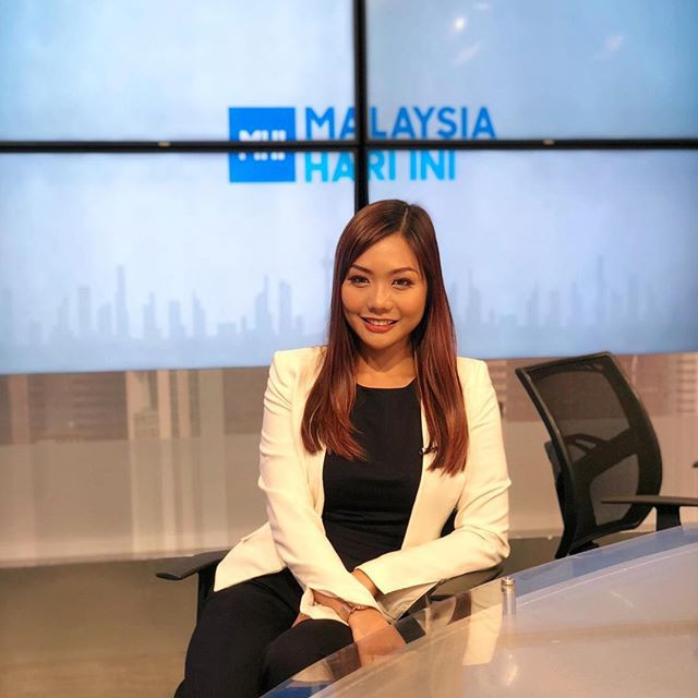 Cách mix đồ đen trắng giúp cô nàng thon thả và hiện đại hơn.