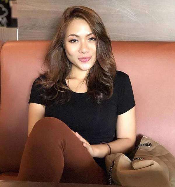 Ngoài đời thường, cô khá giản dị với áo phông và quần jean.