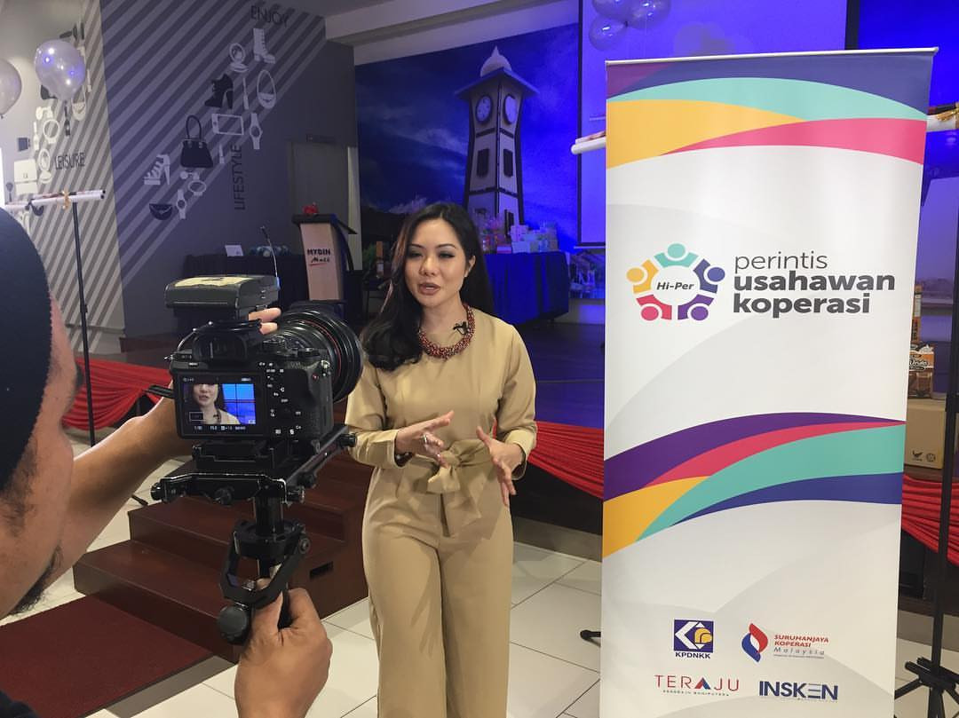 Là một người dẫn chương trình, cô cũng thường xuyên cập nhật các xu hướng thời trang để áp dụng cho bản thân.