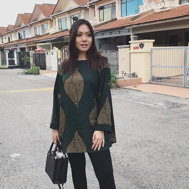 Cô mặc trang phục giản dị nhưng vẫn toát lên thần thái xinh đẹp.