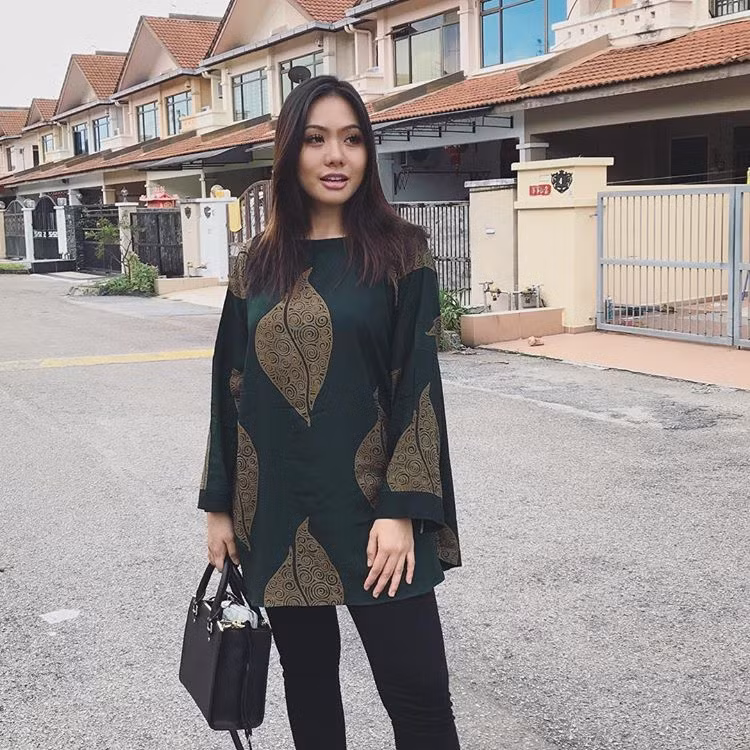 Cô mặc trang phục giản dị nhưng vẫn toát lên thần thái xinh đẹp.