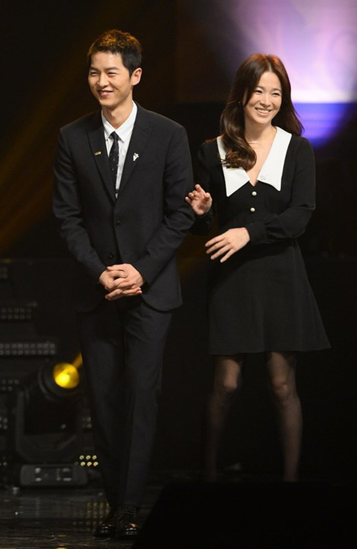 Đồ đôi phủ sắc đen huyền bí của Song Hye Kyo và Song Joong Ki khi cả hai cùng dự lễ trao giải Korea Popular Culture and Arts Awards 2016.