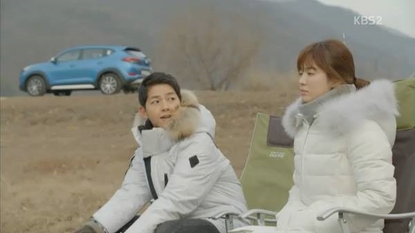 Cặp đôi Song diện áo khoác mùa đông giống nhau. Ảnh: Internet.