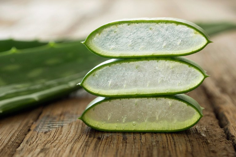 Nha đam: Bạn có thể dùng gel nha đam bôi trực tiếp lên vùng mụn trứng cá hoặc có thể mua gel lô hội nguyên chất để bôi.