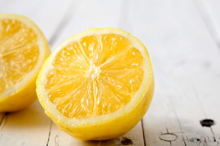 Chanh làm sáng da và ngăn ngừa các mụn mới hình thành. Dùng hỗn hợp chanh, mật ong thoa lên nốt mụn, bạn sẽ nhanh chóng lấy lại làn da trắng mịn.