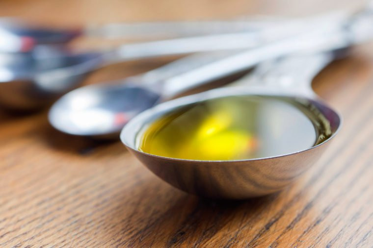 Dấm táo: Trộn giấm táo và nước rồi bôi lên da mụn bằng quả bóng bông, nhớ lắc đều trước mỗi lần sử dụng.