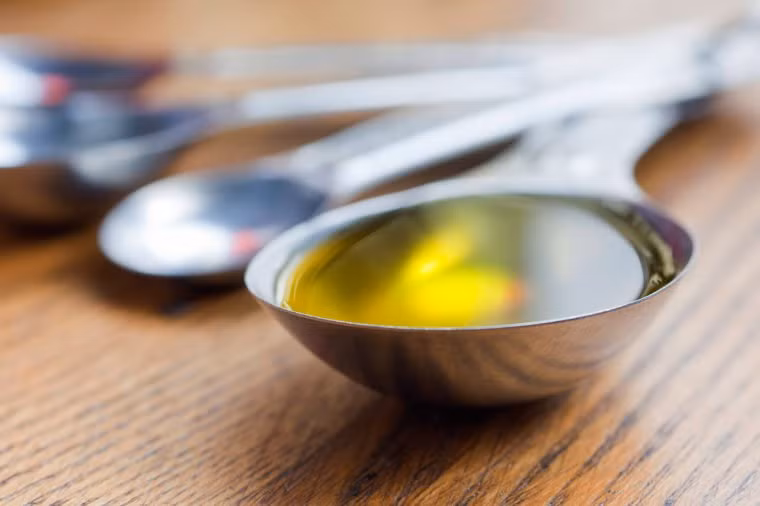 Dấm táo: Trộn giấm táo và nước rồi bôi lên da mụn bằng quả bóng bông, nhớ lắc đều trước mỗi lần sử dụng.