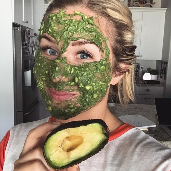 Tẩy tế bào chết: Quả bơ tẩy da chết rất tốt vì nó chứa niacin và vitamin E. Trộn 1 quả bơ chín, 2 muỗng canh bột yến mạch và 1 muỗng canh mật ong thô. Sau đó, bôi hỗn hợp lên mặt rồi mát xa theo chuyển động tròn. Để hỗn hợp trên da trong 10 phút rồi rửa sạch với nước ấm. Lặp lại mỗi tuần một lần.