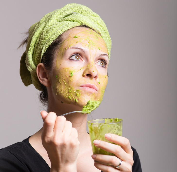 Tẩy trang: Trộn 1 muỗng canh dầu bơ và 1 muỗng cà phê thịt bơ nghiền. Thoa hỗn hợp lên mặt và massage nhẹ nhàng trong 5 phút sau đó, rửa sạch bằng nước. Hỗn hợp này không chỉ giúp loại bỏ lớp trang điểm mà còn giúp nuôi dưỡng làn da với các vitamin và axit béo có lợi. Ảnh: BS.