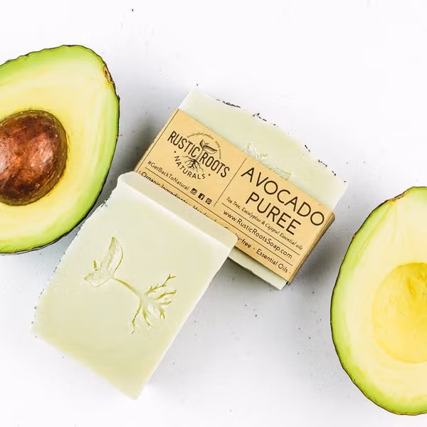 Xà phòng tắm: Xà phòng làm từ quả bơ giúp giữ ẩm cho da hiệu quả. Công thức: Trộn 45 ml nước và 65 ml dung dịch kiềm. Đun nóng 150 ml dầu bơ, 130 ml dầu dừa, 130 ml dầu ô liu, 30 ml dầu hạnh nhân, 45 ml nước và 170 g kem bơ nghiền nhuyễn trong chảo. Để nguội đến nhiệt độ phòng. Sau đó trộn đều hai hỗn hợp thật kỹ. Thêm 4 giọt tinh dầu bạc hà. Đổ hỗn hợp vào khuôn và làm lạnh trong 24 đến 48 giờ.