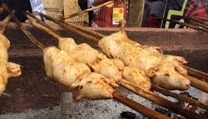 Thịt chuột lang sau khi làm sạch sẽ được tẩm ướp gia vị kỹ, để khi nướng thì lớp da mới vàng rụm, hấp dẫn được.