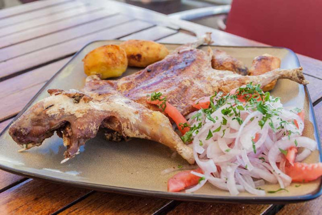 Hương vị của món này gần giống thịt gà nhưng lại thơm và đậm vị hơn rất nhiều, nhai không hề có cảm giác ngán mà lại rất ngậy và ngọt thịt.