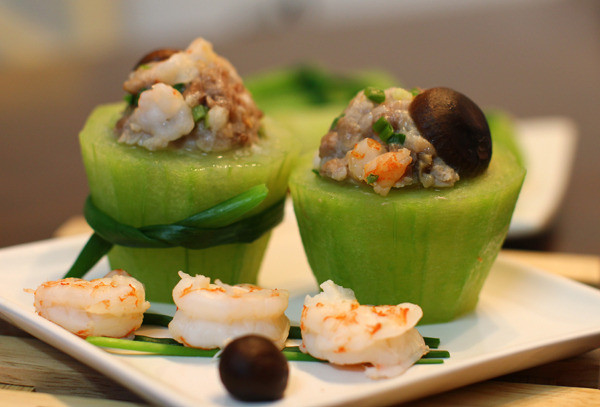 Bí đao: Không chỉ chứa vitamin C, canxi hầu hết các loại bí đao đều chứa kali. Nghiên cứu khoa học đã chứng minh rằng những bữa ăn giàu kali có thể giảm nguy cơ bị đột quỵ lên đến 21%, hạn chế mắc bệnh tim mạch. Thành phần trong bí đao còn là vitamin A, chất xơ.