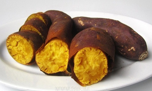 Khoai lang: Chỉ cần 1 củ khoai nướng trung bình cũng mang lại nhiều giá trị dinh dưỡng cho cơ thể. Hơn thế nữa, trong thành phần của khoai lang còn có vitamin C, kali, canxi, và ít sắt. Khoai lang nướng gần như lượng calo rất thấp, bạn có ăn mà không sợ béo.