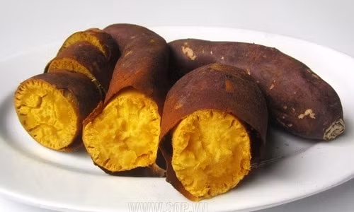 Khoai lang: Chỉ cần 1 củ khoai nướng trung bình cũng mang lại nhiều giá trị dinh dưỡng cho cơ thể. Hơn thế nữa, trong thành phần của khoai lang còn có vitamin C, kali, canxi, và ít sắt. Khoai lang nướng gần như lượng calo rất thấp, bạn có ăn mà không sợ béo.