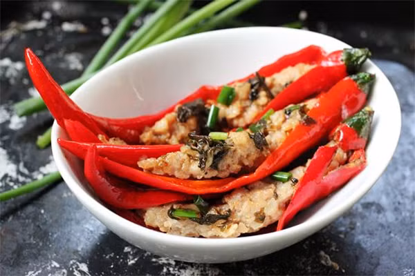 Ớt: Đây là một loại gia vị được thêm vào những món canh, hầm để tăng hương vị món ăn thêm cay, nóng, đậm đà. Ngoài ra, nó còn thúc đẩy quá trình trao đổi chất cũng như hạn chế sự tích tụ chất béo. Vị cay, nóng của quả ớt làm nóng cơ thể. Đối với những món ăn giàu chất béo thì capsaicin sẽ giảm trọng lượng cơ thể tới 8%.