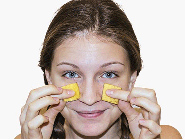 Loại bỏ quầng thâm dưới mắt: Nếu bạn có quầng thâm dưới mắt, bạn cần vỏ chuối. Xé 2 miếng vỏ chuối và đặt chúng lên mắt trong 1 phút. Da dưới mắt của bạn sẽ trông tươi hơn sau khi làm điều này.