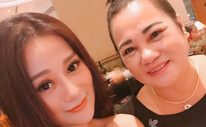 Dù bị nhiều người chê gương mặt “đơ” sau khi phẫu thuật nhưng mẹ của Phương Oanh vẫn hết lòng ủng hộ và luôn khen ngợi để con gái tự tin hơn. Ảnh: Internet.
