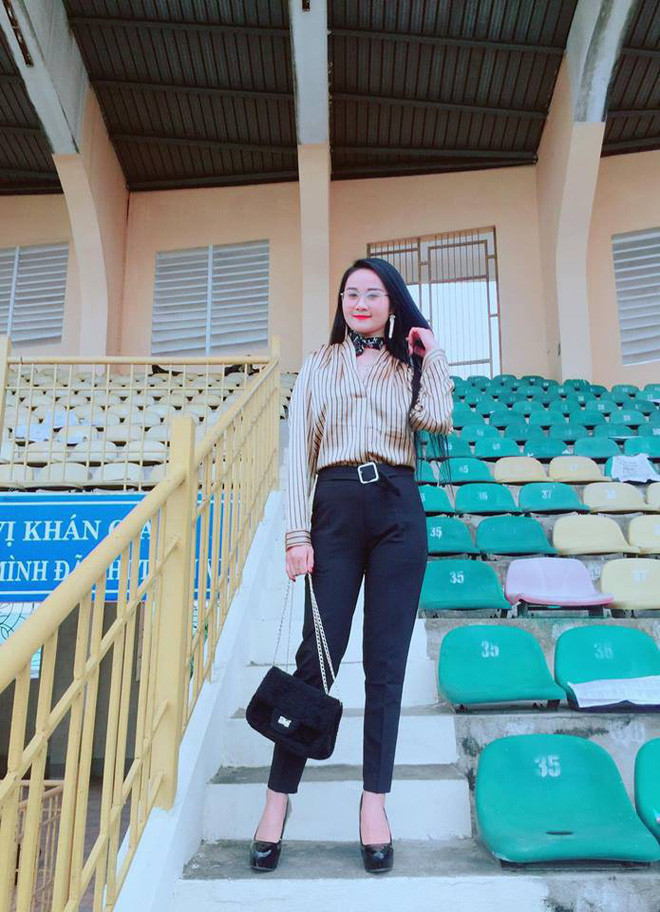 Cách phối đồ của cô khá tinh tế và hiện đại.