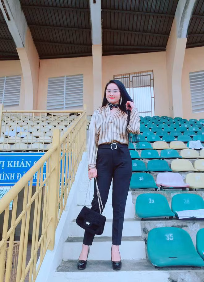 Cách phối đồ của cô khá tinh tế và hiện đại.