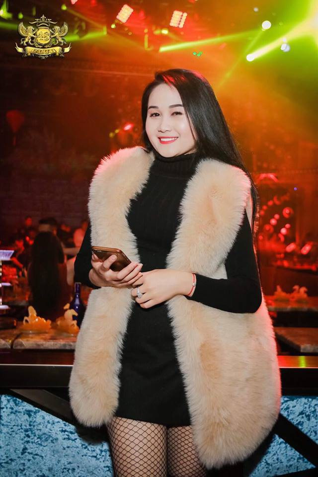 Váy len đen phối với áo khoác lông cực chất.