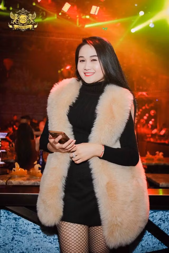 Váy len đen phối với áo khoác lông cực chất.