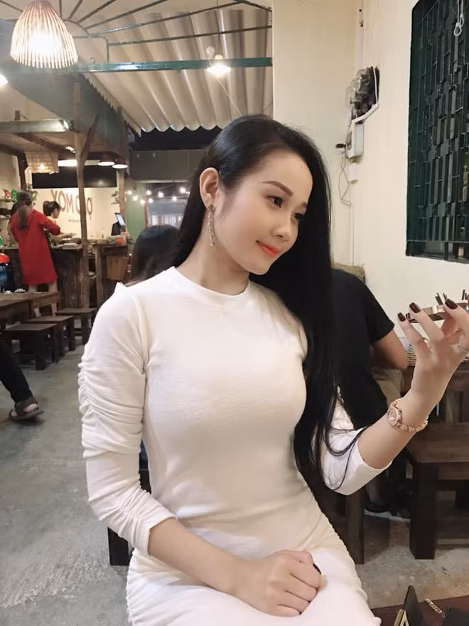 Mỹ nhân sinh năm 1995 này trở nên dịu dàng và nữ tính trong chiếc váy trắng.