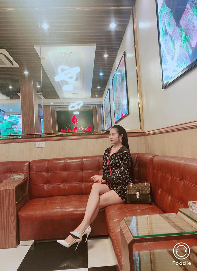 Cô nàng cũng thường chọn những trang phục ngắn để khoe đôi chân dài trắng trẻo.