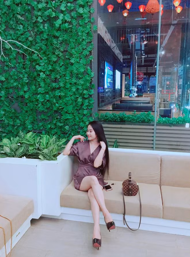 Cô diện bộ jumpsuit cổ chữ V sang chảnh.