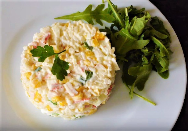 Salad thịt cua gồm các nguyên liệu thanh cua thái nhỏ, ngô đóng hộp, đậu Hà Lan, trứng luộc, cà rốt và sốt mayonnaise. Bên cạnh đó, một số biến thể của món ăn này còn bao gồm cơm và cải ngựa.