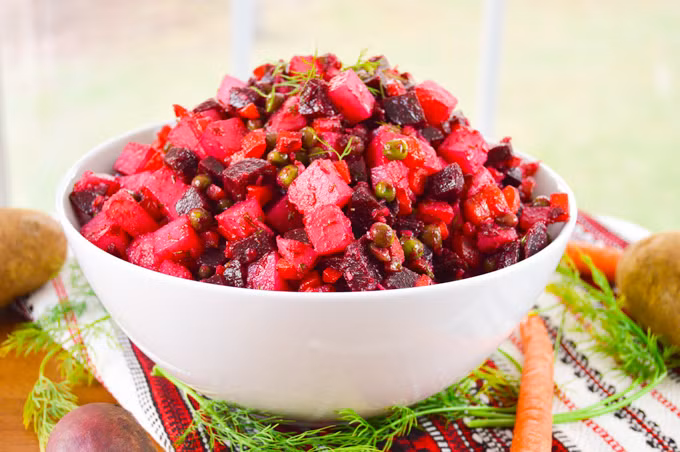 Salad Vinegret được chế biến thường có các thành phần chính là củ cải đường, dưa chuột và đậu và khoai tây.