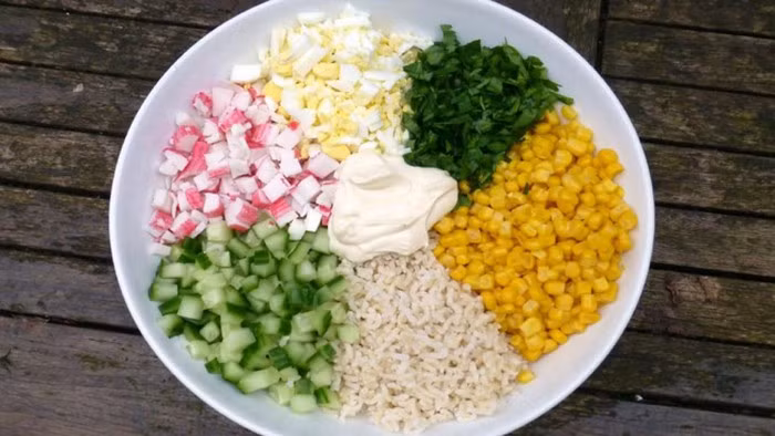 Salad thịt cua là món ăn dễ chế biến và thường được xuất hiện trong bàn tiệc của các dịp lễ hay hội ở Nga.