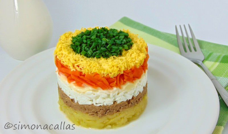 Salad Mimosa: Tên gọi của món ăn này được lấy cảm hứng từ loài hoa Mimosa có màu như lòng đỏ trứng.