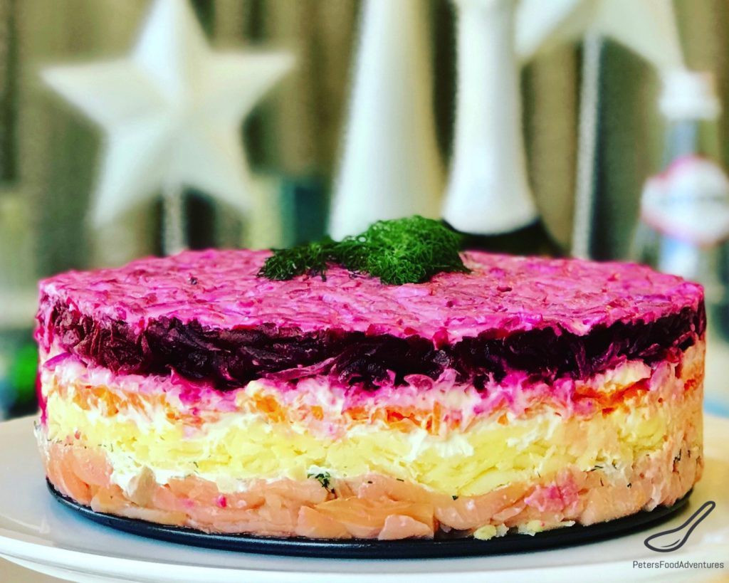 Không giống những đĩa salad trộn quen thuộc, món salad đặc biệt này được bày trí khéo léo như một chiếc bánh với từng lớp nguyên liệu đan xen hài hòa.