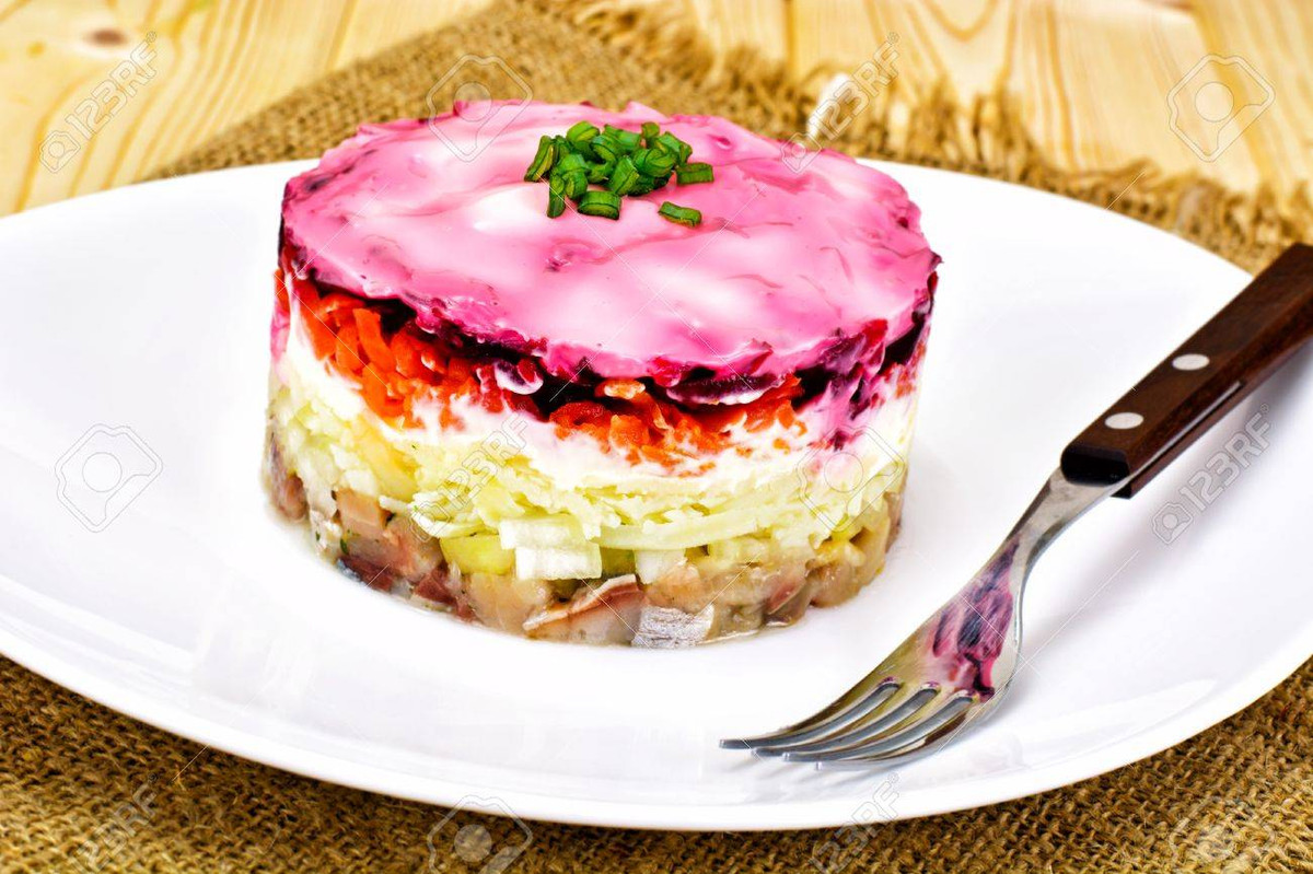 Món ăn này thường được gọi vui là "cá trích dưới lớp lông thú" gây ấn tượng từ cái nhìn đầu tiên với vẻ ngoài vô cùng bắt mắt.