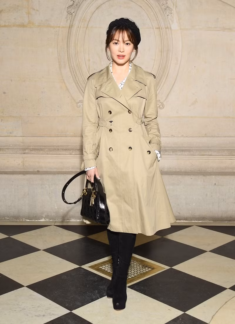 Cô mặc áo khoác măng tô hết sức sành điệu.
