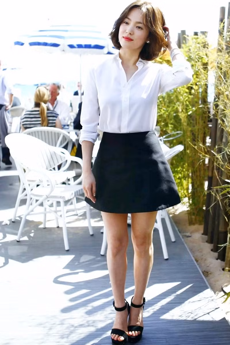 Nữ chính Hậu Duệ Mặt Trời yêu thích áo sơ mi màu cơ bản. 