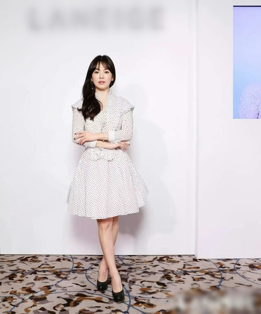 Cách ăn mặc đơn giản và trang điểm nhẹ nhàng giúp nữ diễn viên 37 tuổi trông trẻ trung, ngọt ngào.