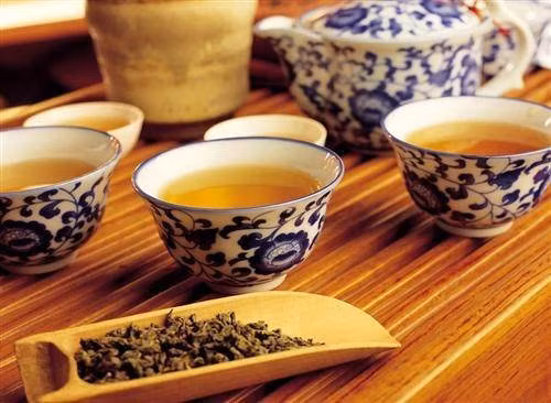 Dùng trà thảo dược: Phụ nữ Trung Quốc uống trà không chỉ để chống lão hóa và giảm cân mà còn góp phần không nhỏ trong công cuộc làm đẹp.