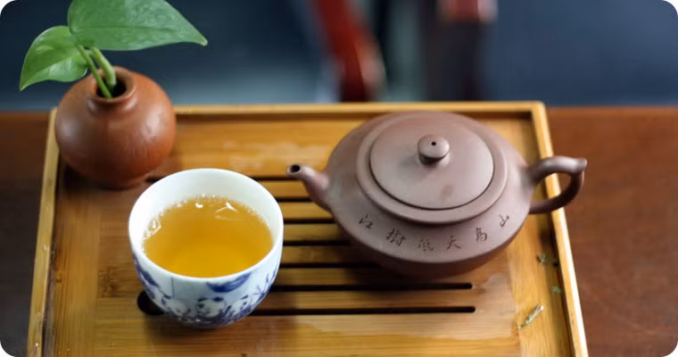 Họ thường lựa chọn các loại trà như trà trắng, trà xanh, trà ô long... bởi những loại trà này không chỉ thơm ngon mà còn giàu chất chống oxy hóa nên giúp ngăn ngừa lão hóa và gia tăng tốc độ trao đổi chất trong cơ thể.