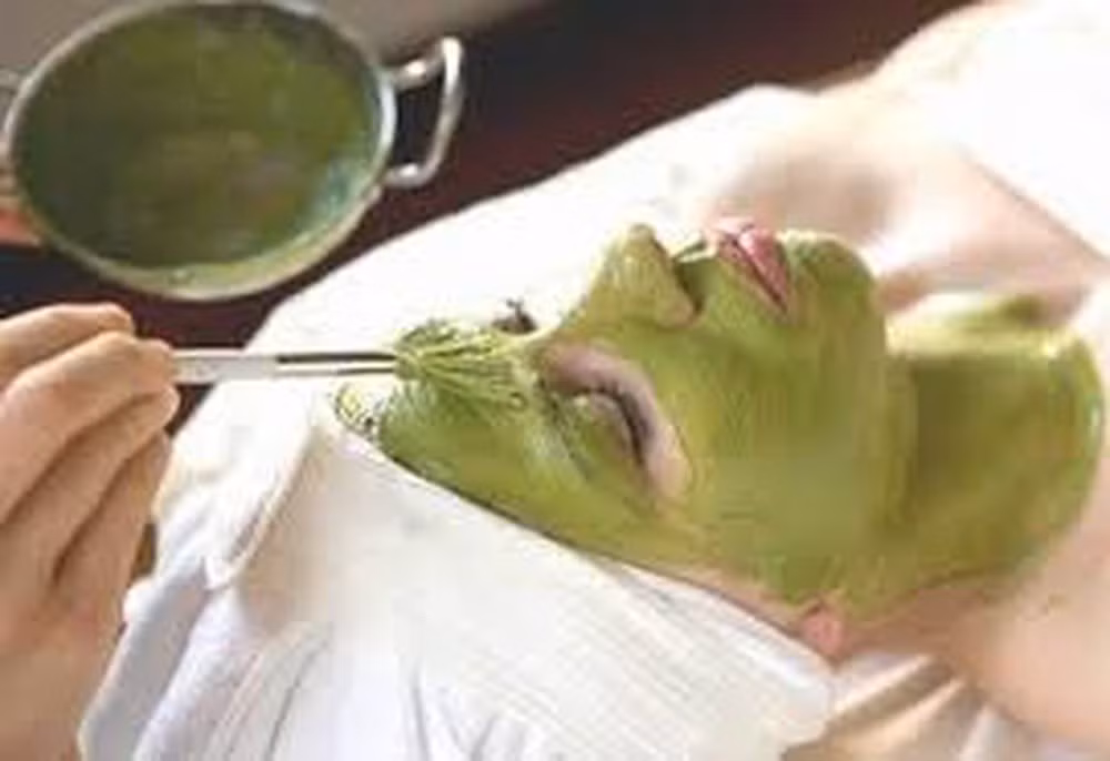 Trộn bột đậu xanh cùng một chút nước sau đó thoa đều lên da mặt và rửa sạch sau khoảng 15 phút có tác dụng làm sạch và ngừa mụn.